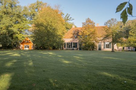 Grote groepsaccommodatie 90 personen 30 slaapkamers goede bedden Achterhoek
